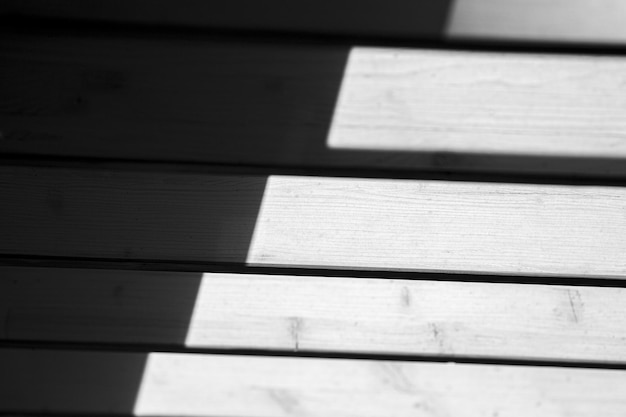 Foto close-up in grijstinten van licht en schaduw op trappen met een patroon