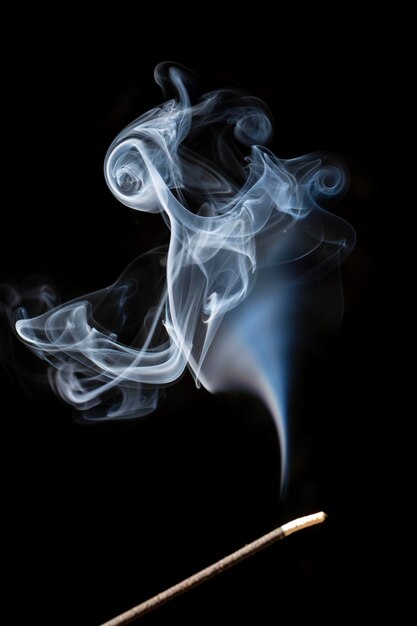 Photo close-up of incense against black background