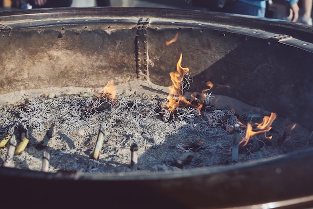 Photo close-up of incense burning at temple