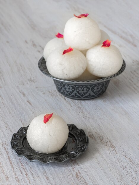 Photo close up indian rasgulla dessert served in a bowl