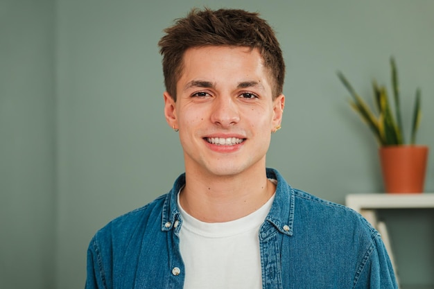 Photo close up individual portrait of one young adult caucasian guy smiling and looking at camera with