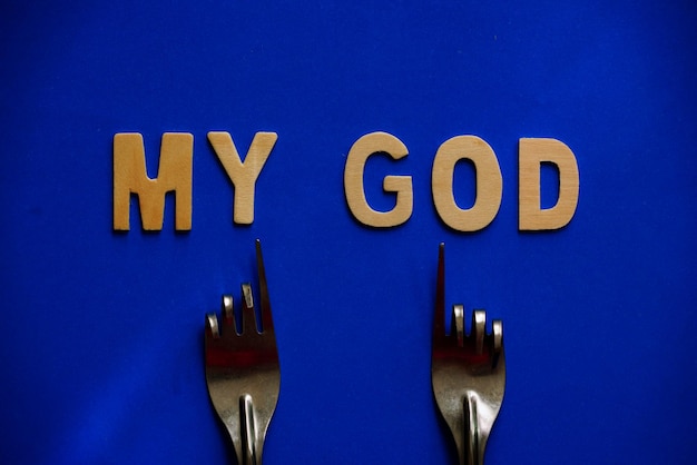 Photo close-up of information sign on table against blue background