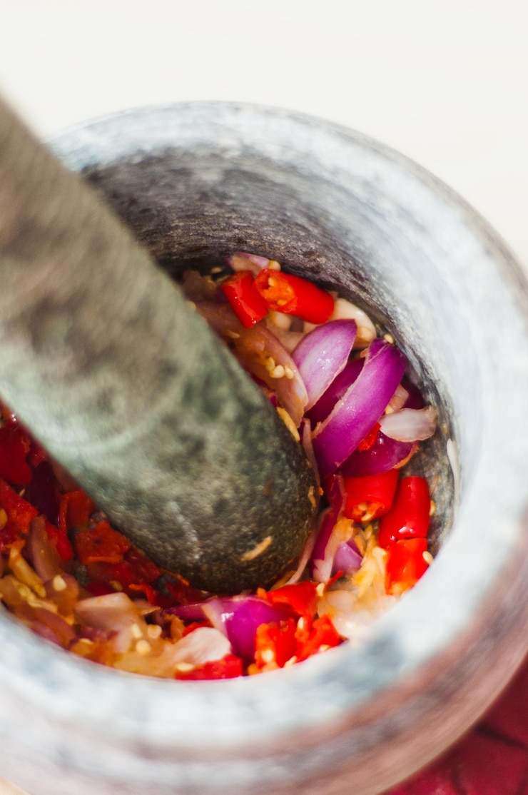 फोटो close-up of ingredient in mortar and pestle