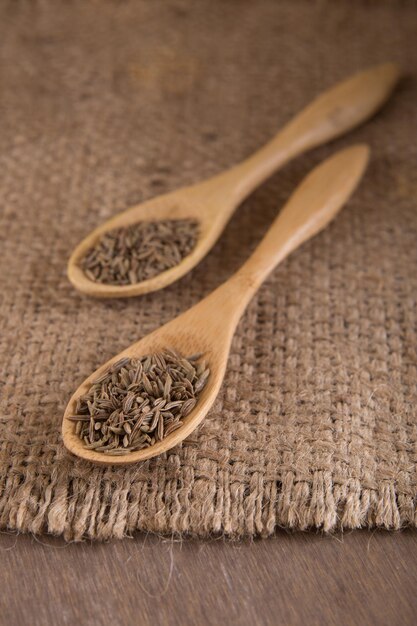 Foto prossimo piano dell'ingrediente in cucchiaio di legno su tavola