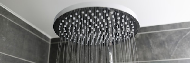 Close-up interieur stijlvolle douche sproeien van water