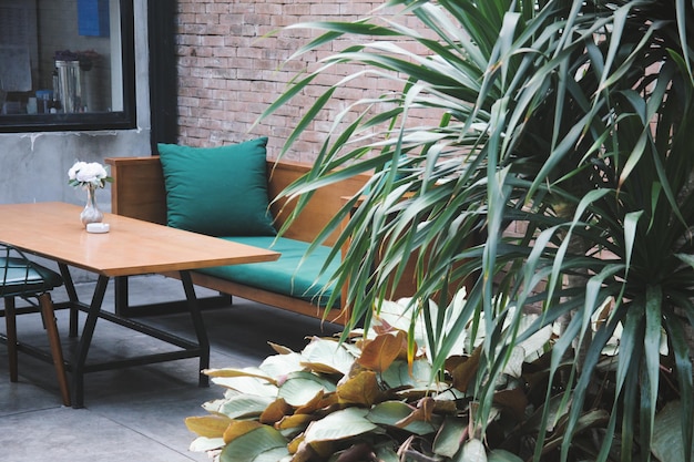 Close-up interieurontwerp voor lounge met bakstenen muur als achtergrond met potplant, minimalistisch ontwerp voor