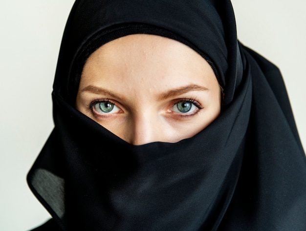 Chiuda in su del ritratto della donna islamica