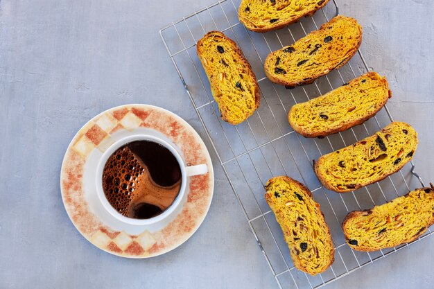 Foto chiuda in su dei biscotti e della tazza di caffè italiani