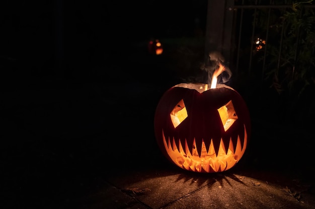 Photo close-up of jack o lantern at night