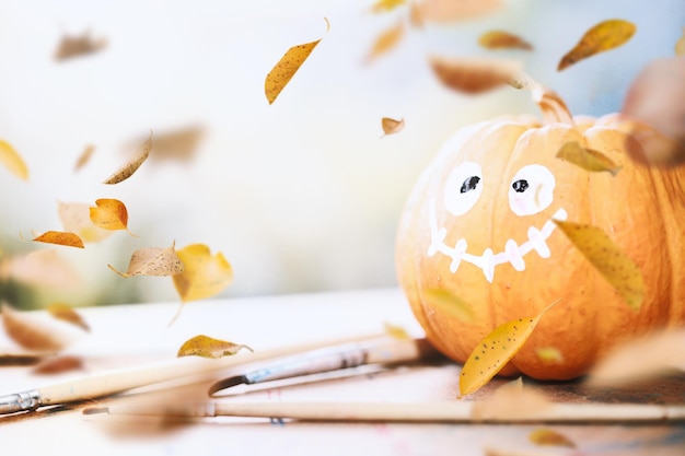 Photo close-up of jack o lantern on table during halloween