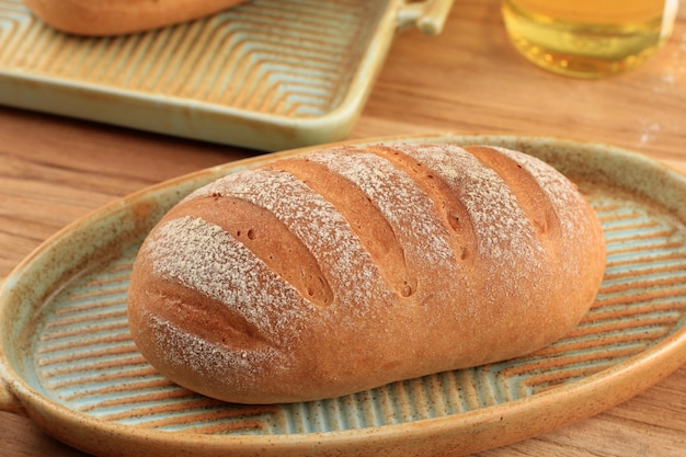 Close Up Japan White Milk Hearth Bread 또는 Mirukuhasu(신선한 크림 빵)는 빵 가루, 휘핑 크림, 설탕 및 냉수로 만든 것입니다. 소박한 외부, 푹신한 내부