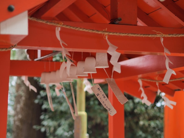 Photo close-up of japanese wind chims at a temple