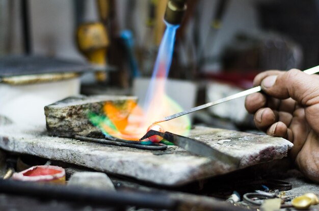 Photo close-up of jeweller working in workshop