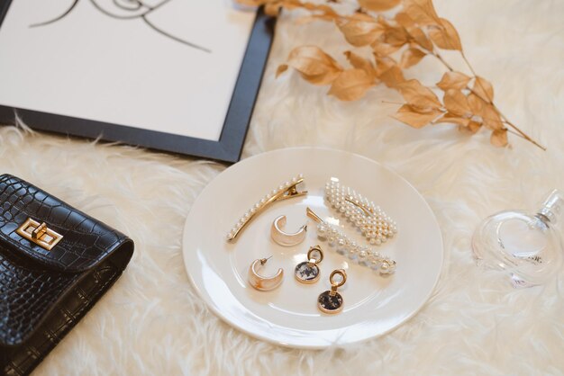 Photo close-up of jewelry on table