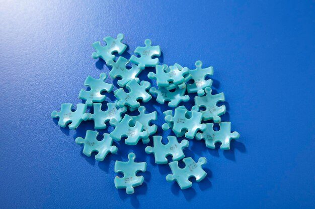 Close-up di un puzzle su un tavolo blu