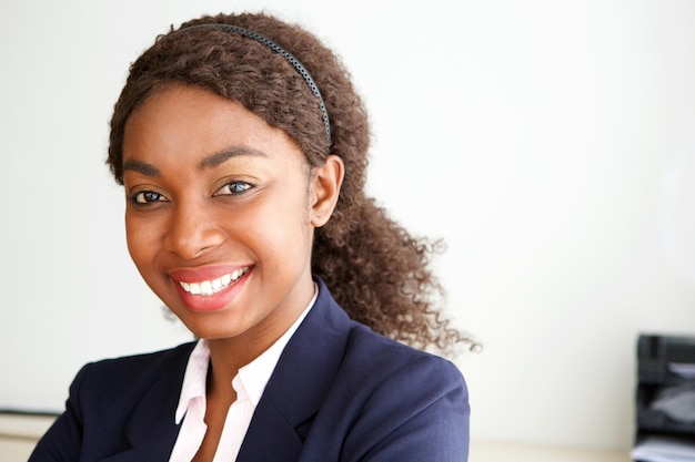 Close-up jonge Afrikaanse zakenvrouw glimlachend in het kantoor