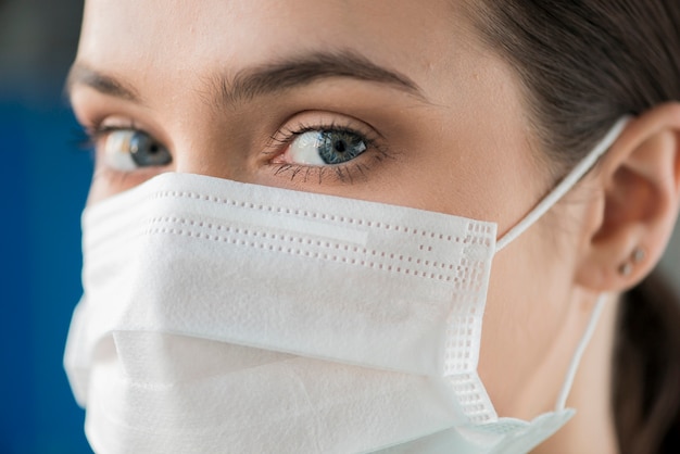Foto close-up jonge verpleegster die masker draagt