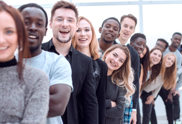 Close-up jonge vrouw die voor een groep jonge mensen staat