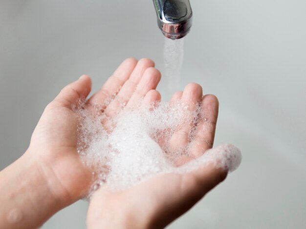 Foto close-up jongen handen wassen