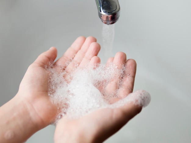Close-up jongen handen wassen