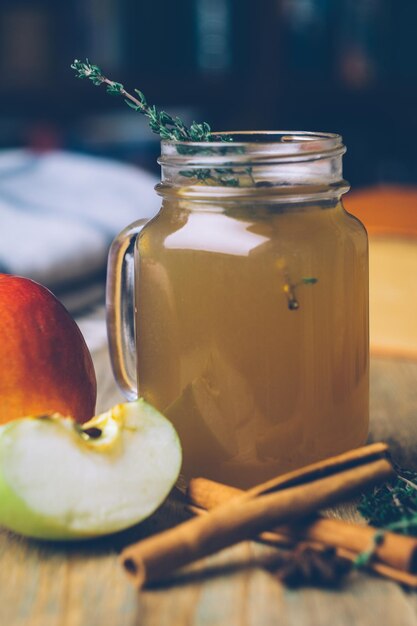 Foto close-up di un succo in un barattolo di vetro sul tavolo