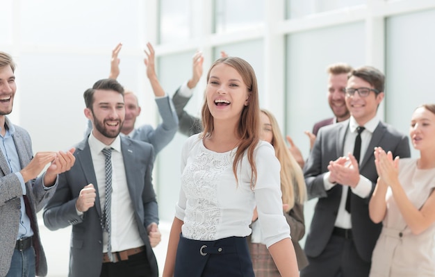 Close-up juichend business team applaudisseren voor hun overwinning