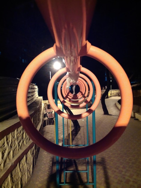 Foto close-up di una palestra nella giungla nel parco giochi durante la notte