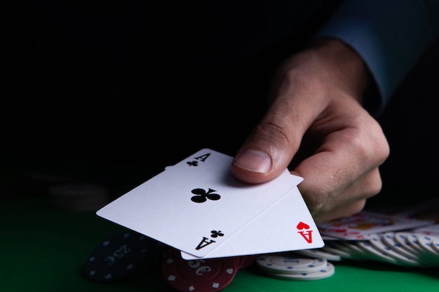 Close-up kaarten voor het spelen van poker op een speeltafel in een casino