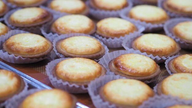 Close-up kaastaart speciale verse en unieke smaak die elke dag uit de ovenmachine bakt, een heerlijk en zeer beroemd lokaal zoet dessert uit Otaru Hokkaido, Japan