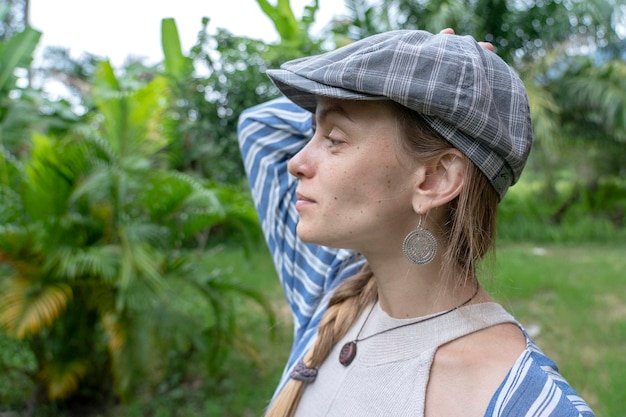 Close-up kaukasisch meisje gezicht in de dop portret van een jonge vrouw in de natuur