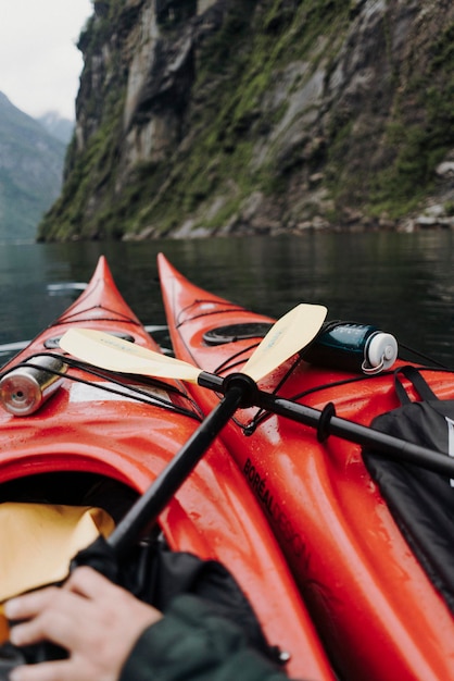 Foto close-up di un kayak in fiume