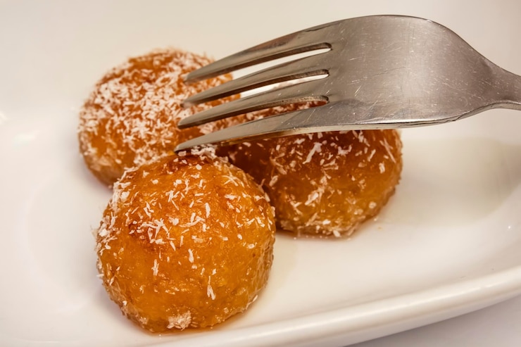 Photo close up kemalpasha dessert in white plate with grated coconut
