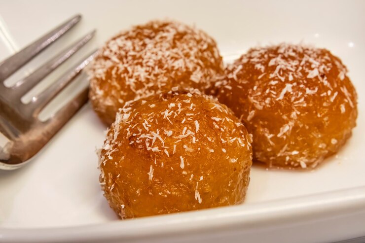 Photo close up kemalpasha dessert in white plate with grated coconut
