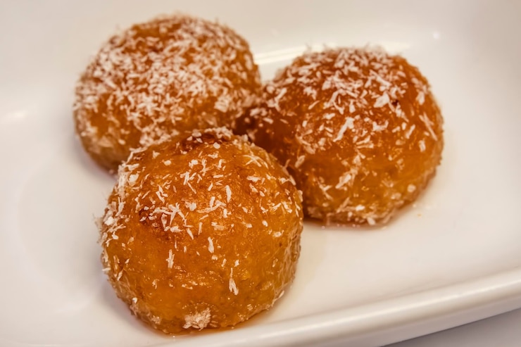 Photo close up kemalpasha dessert in white plate with grated coconut