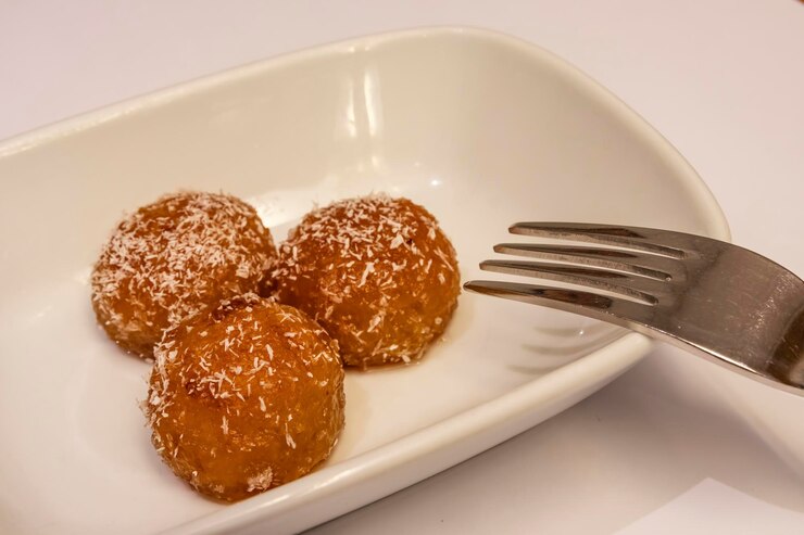 Photo close up kemalpasha dessert in white plate with grated coconut