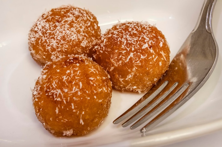 Photo close up kemalpasha dessert in white plate with grated coconut