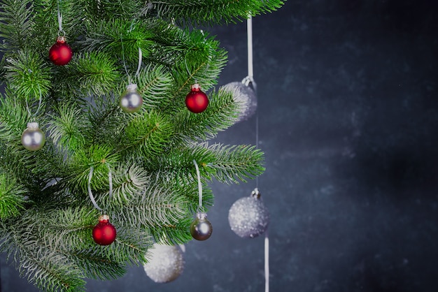 close-up kerstboom met decoraties