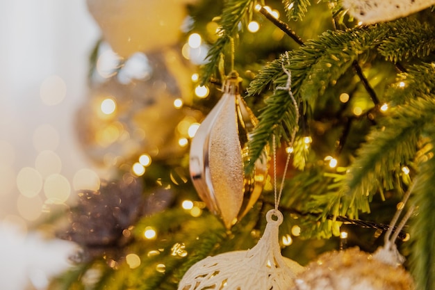 Close-up kerstspeelgoed aan de boom