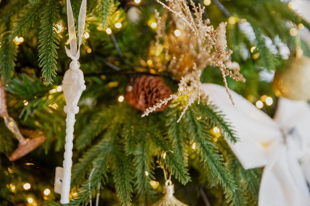 Close-up kerstspeelgoed aan de boom