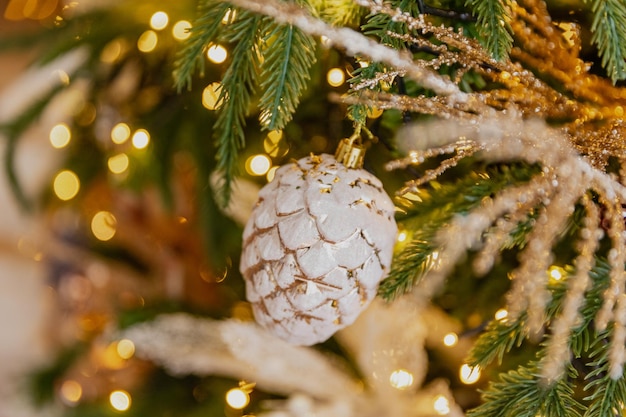 Close-up kerstspeelgoed aan de boom