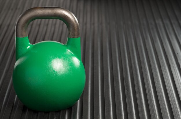 Photo close-up of kettlebell on table