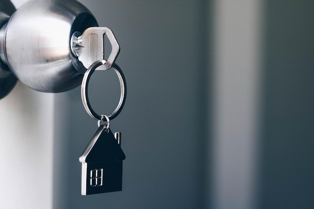 Photo close-up of key on door