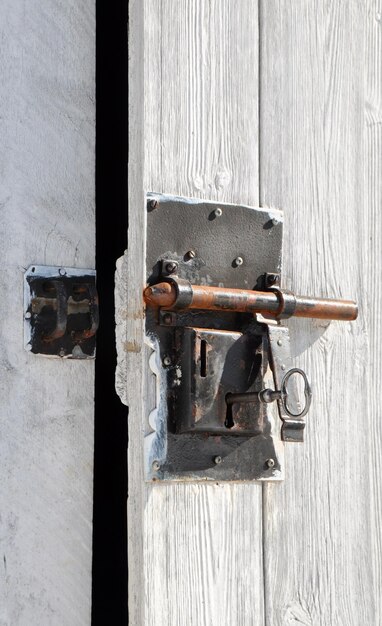 Photo close-up of key hanging in door