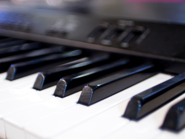 Primo piano dei tasti del pianoforte della tastiera. chiudere la vista frontale dello strumento musicale canzone educazione astratto sfondo