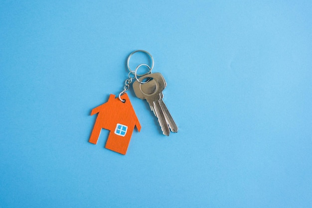 Photo close-up of keys against blue background