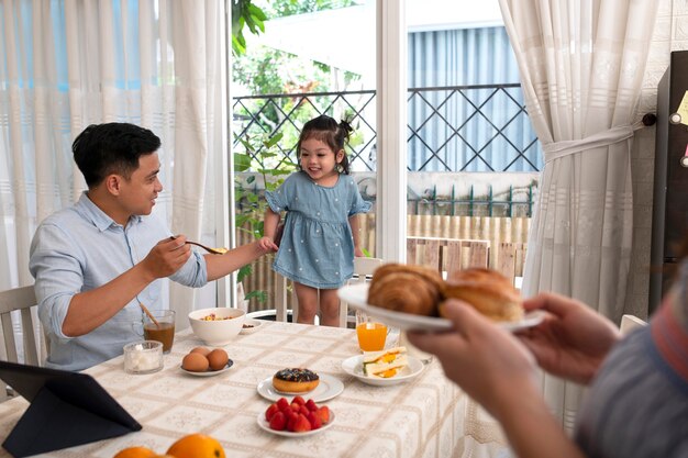 写真 テーブルで子供と親をクローズアップ