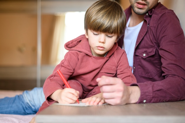 写真 クローズアップの子供を描く