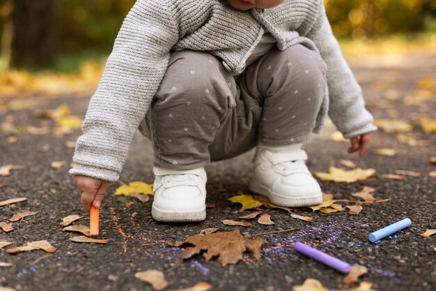 Photo close up kid in nature