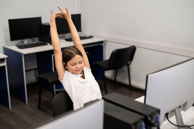 Foto primo piano sul bambino durante una lezione di educazione tecnologica