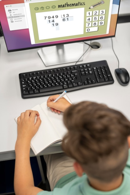 Foto primo piano sul bambino durante una lezione di educazione tecnologica